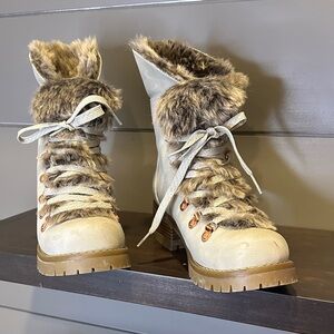 Lugz's Size 7 Women's Faux Fur-Lined Lace-Up Boots